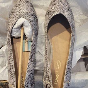 Brand New, Never Worn Toms Julie Flats